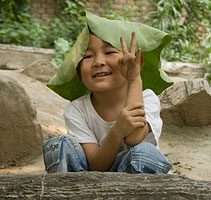 Niño con hoja de loto