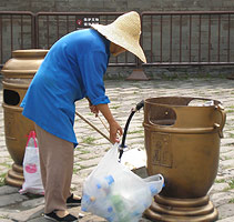 Recogedor de botellas de plástico